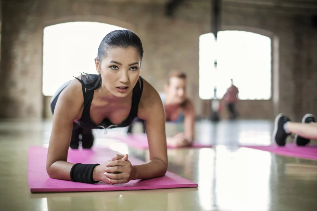 Vrouw die aan het trainen is door progressieve overbelasting tijdens de plank